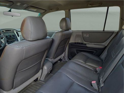 Used 2005 Toyota Highlander 2WD V6 w/ 3rd Row image 11