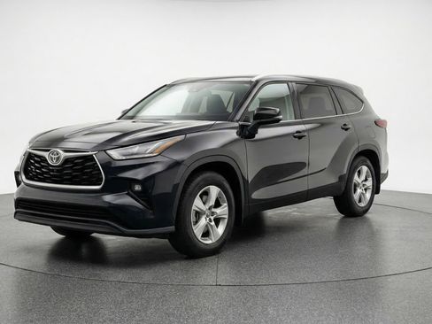 Used 2025 Toyota Highlander LE image 3