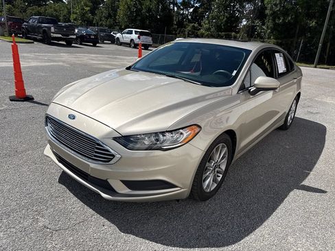 Used 2017 Ford Fusion SE w/ Fusion SE Technology Package FWD image 4