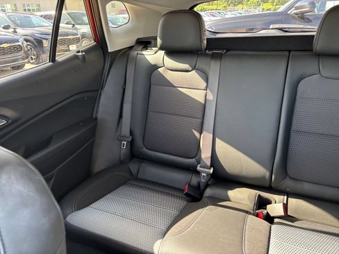 Used 2025 Chevrolet Trax LT FWD image 37