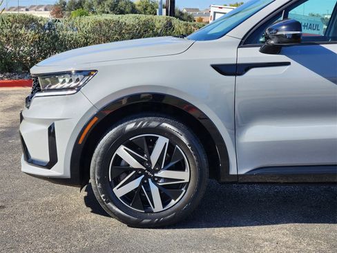 Used 2022 Kia Sorento EX w/ Panoramic Sunroof Package image 8