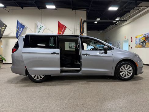 Used 2021 Chrysler Voyager L FWD image 22