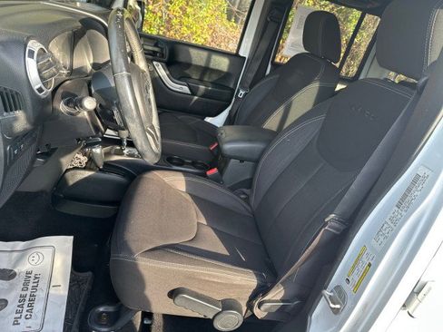 Used 2013 Jeep Wrangler Unlimited Rubicon w/ Max Tow Pkg image 12