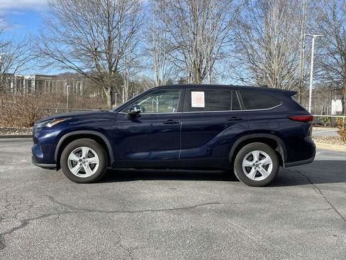 Used 2023 Toyota Highlander LE image 2