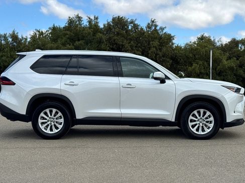 Used 2025 Toyota Grand Highlander AWD image 3