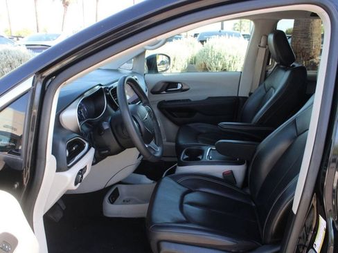 Used 2023 Chrysler Pacifica Touring-L FWD image 9