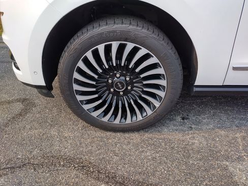 Used 2021 Lincoln Navigator Black Label w/ Cargo Convenience Package image 6