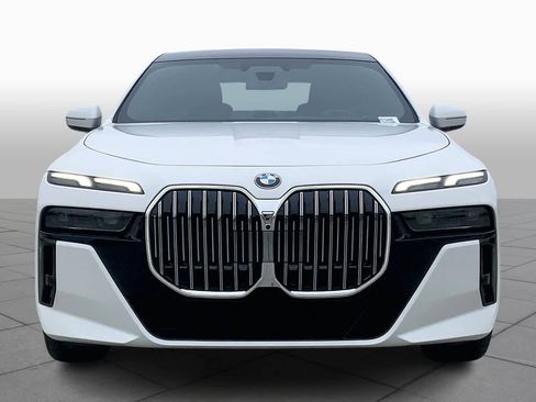 Used 2024 BMW 740i image 3