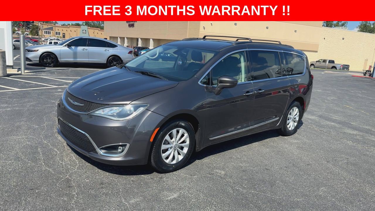 Used 2017 Chrysler Pacifica Touring-L FWD image 4