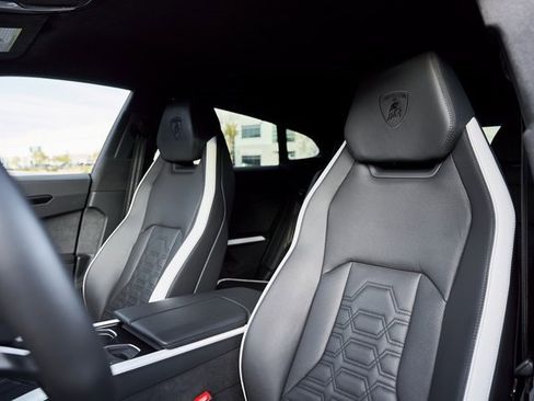 Used 2025 Lamborghini Urus SE image 3