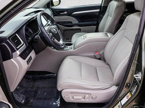 Used 2016 Toyota Highlander XLE image 12