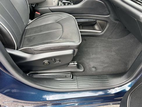 Used 2025 Chrysler Pacifica Limited FWD image 29