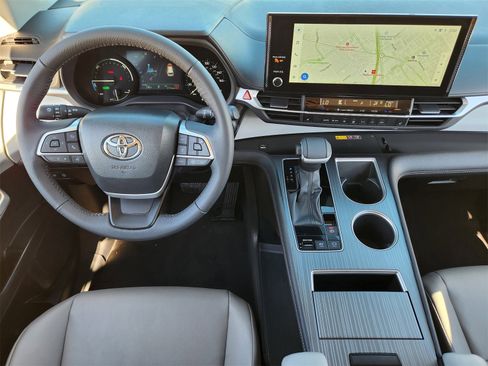 Used 2026 Toyota Sienna XLE image 32