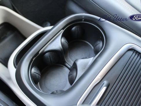 Used 2024 Chrysler Pacifica Touring-L FWD image 16
