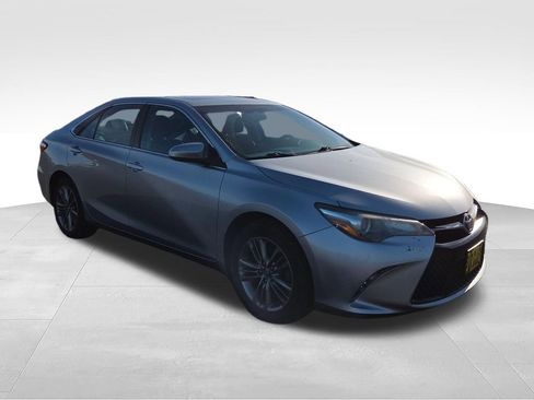 Used 2016 Toyota Camry SE w/ Moonroof Package FWD image 8