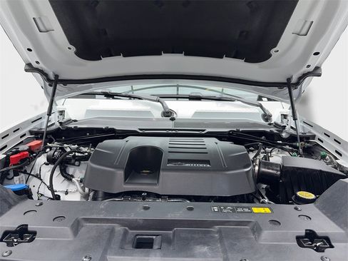 Used 2024 Land Rover Defender 130 X-Dynamic SE image 13