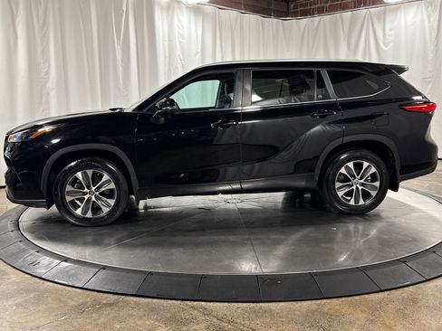 Used 2023 Toyota Highlander XLE AWD/4WD image 8