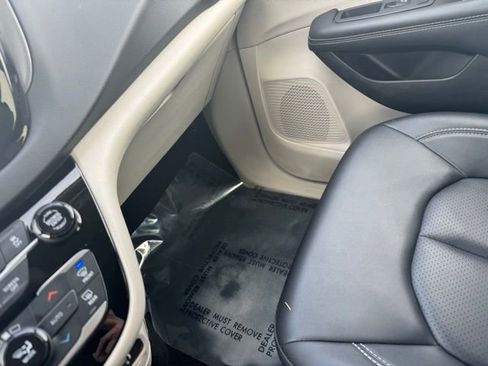 Used 2024 Chrysler Pacifica Touring-L image 28