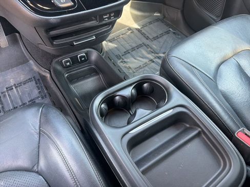 Used 2019 Chrysler Pacifica Touring-L w/ Advanced Safetytec Group FWD image 17