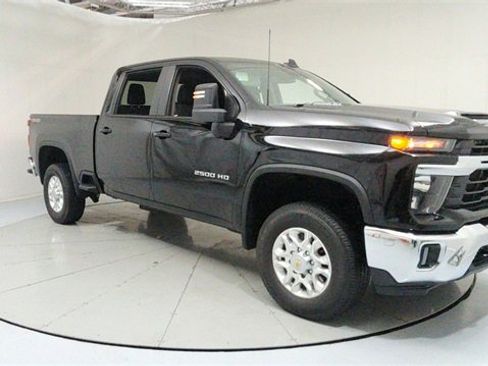 Used 2024 Chevrolet Silverado 2500 LT w/ Convenience Package image 7