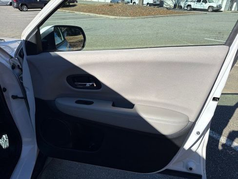 Used 2018 Honda HR-V LX image 31