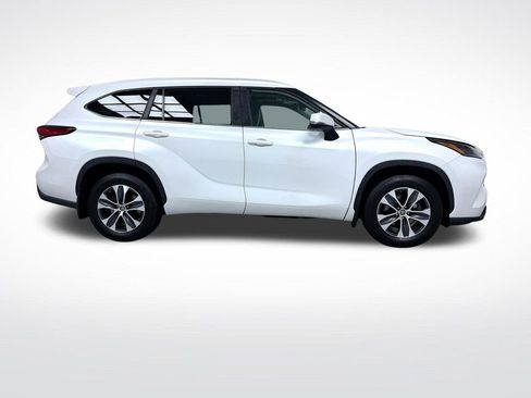 Used 2023 Toyota Highlander XLE AWD/4WD image 2