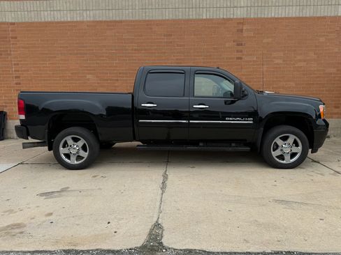 Used 2013 GMC Sierra 2500 Denali w/ Suspension Package, Off-Road AWD/4WD image 5