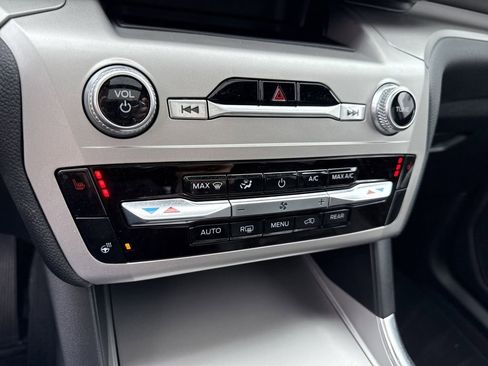 Used 2022 Ford Explorer XLT w/ Equipment Group 202A AWD/4WD image 22