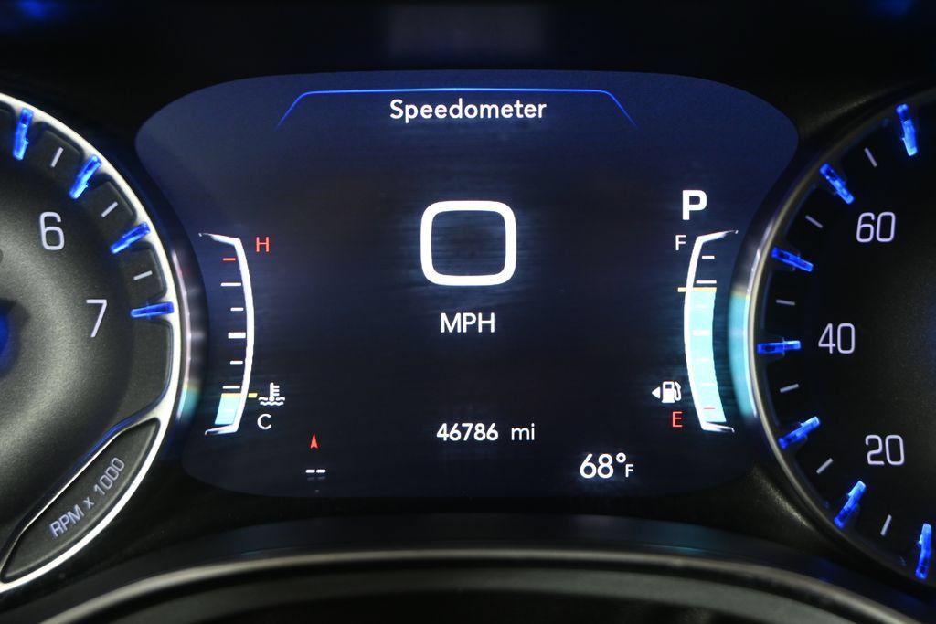 Used 2025 Chrysler Pacifica Limited FWD image 28