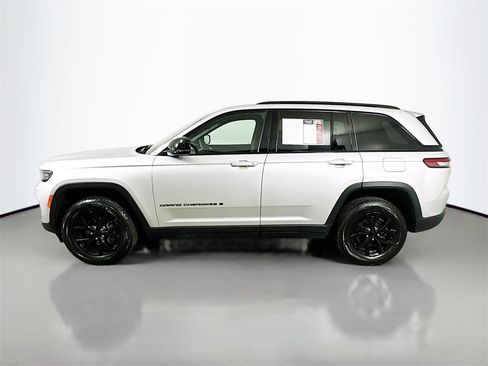 Used 2024 Jeep Grand Cherokee Altitude image 5
