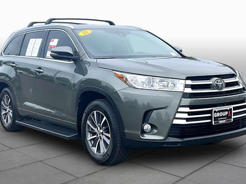 Used 2018 Toyota Highlander XLE AWD/4WD image 2