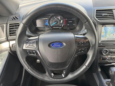 Used 2018 Ford Explorer XLT w/ XLT Appearance Package AWD/4WD image 12