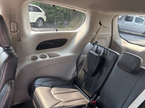Used 2017 Chrysler Pacifica Touring-L FWD image 18