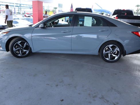 Used 2022 Hyundai Elantra SEL w/ Convenience + Premium Package FWD image 10