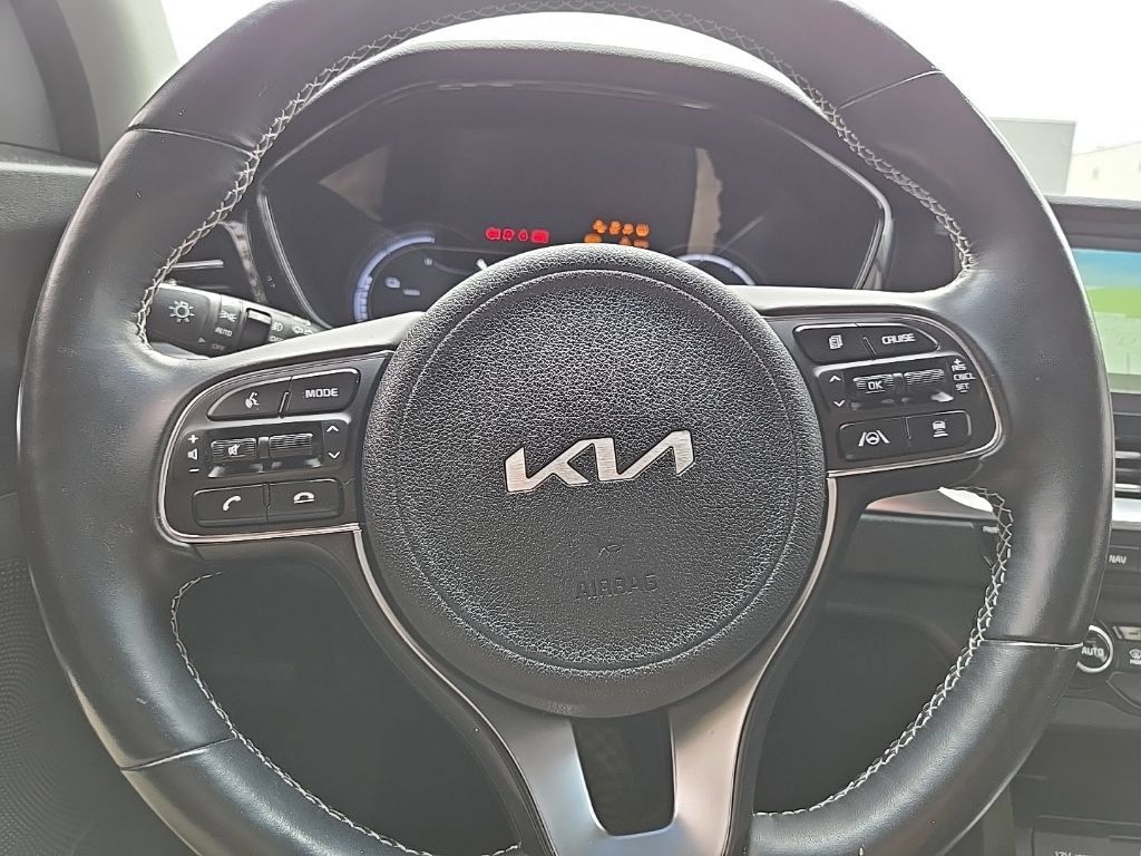 Used 2022 Kia Niro EX w/ Cold Weather Package FWD image 12