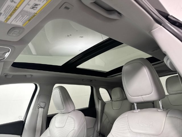 Used 2019 Jeep Cherokee Limited w/ Luxury Group FWD image 19