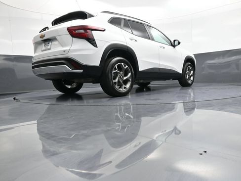 Used 2025 Chevrolet Trax LT w/ LT Convenience Package FWD image 29