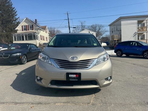 Used 2017 Toyota Sienna XLE image 4