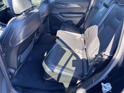 Used 2025 Jeep Grand Cherokee Altitude image 25