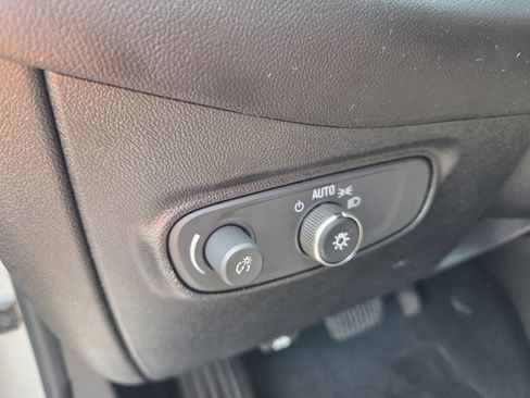 Used 2019 Chevrolet Equinox LT FWD image 23