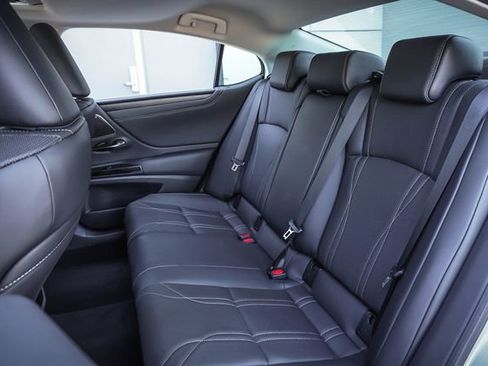 Certified 2025 Lexus ES 300h w/ Luxury Package FWD image 18
