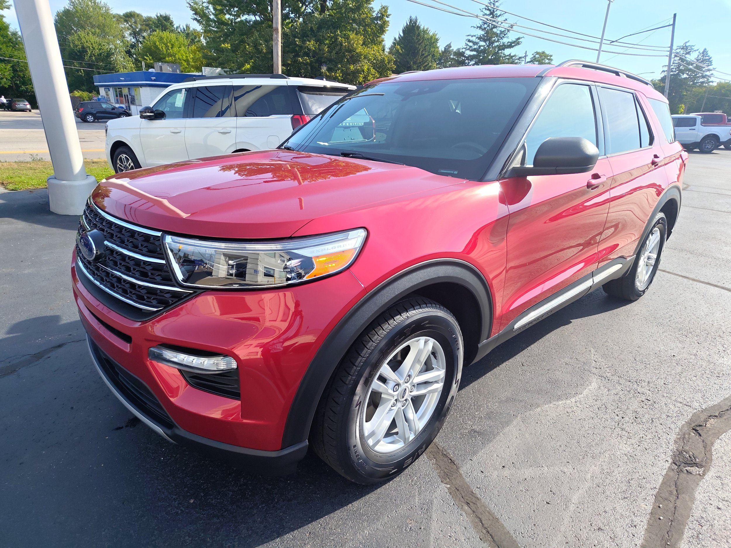 Used 2020 Ford Explorer XLT w/ Equipment Group 202A AWD/4WD image 2