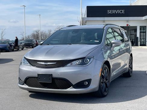 Used 2018 Chrysler Pacifica Limited w/ Advanced Safetytec Group image 3