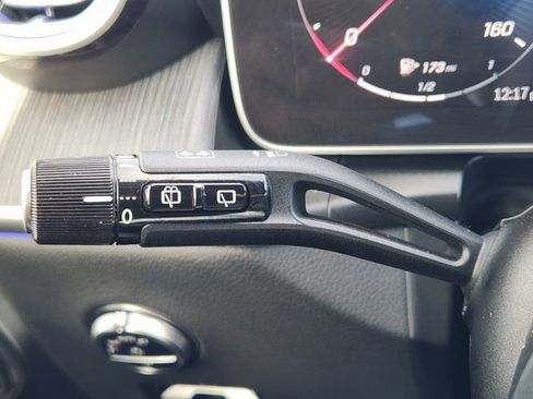 Used 2025 Mercedes-Benz GLC 300 4MATIC image 23