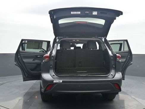 Used 2024 Toyota Highlander XLE AWD/4WD image 35