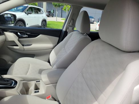 Used 2020 Nissan Rogue Sport SV w/ All-Weather Package AWD/4WD image 17