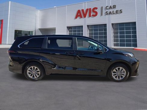Used 2025 Toyota Sienna LE image 5
