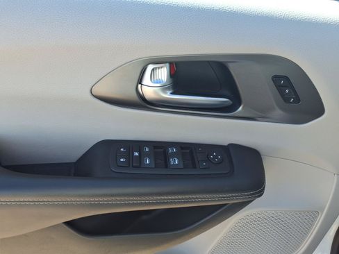 Used 2023 Chrysler Pacifica Touring-L FWD image 15