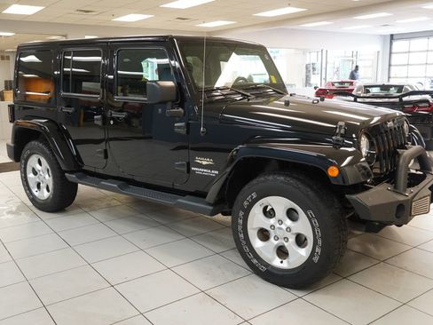 Used 2014 Jeep Wrangler Unlimited Sahara w/ Connectivity Group AWD/4WD image 13