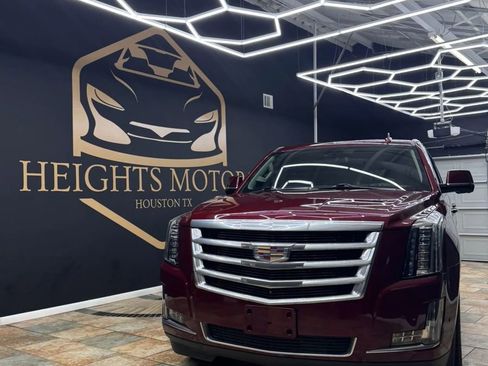 Used 2020 Cadillac Escalade Luxury RWD image 2